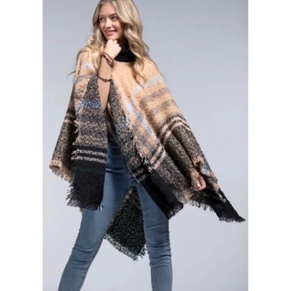 New York Soft Boucle Poncho - Picture 3 of 9